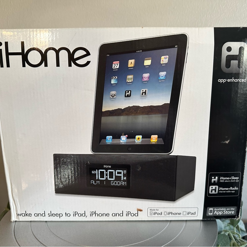 iHome Black Speaker Dock for 30 pin dock connector Apple Devices
